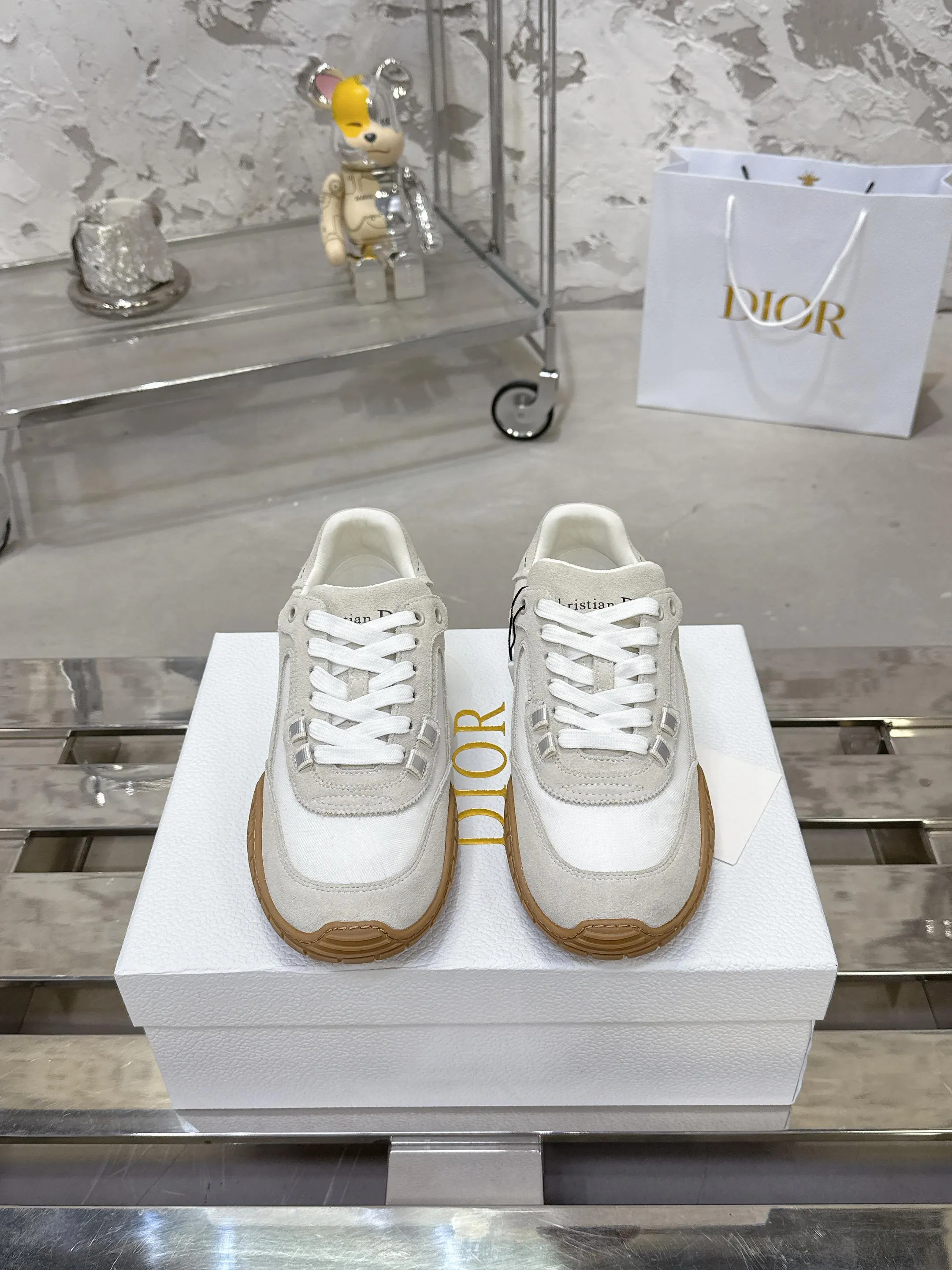 Factory price 640💰 Top version! ! ! Dior Tech sneakers Dior Tech is newly launched, with exquisite color matching and autumn and winter atmosphere. This Dior Tech sneaker is a new product in the 2026 early spring ready-to-wear series. It is equipped with fashionable details and highlights the retro aesthetics. Made of calfskin and suede calfskin upper with transparent mesh side panels and ChristianDior Paris signature on the heel and tongue. A textured, tonal Dior signature sole adds couture style. Upper material: Textile, cowhide split leather, cowhide leather with Christian Dior Paris logo on the heel and tongue Textured Dior logo rubber sole embellished with Christian Dior's lucky star symbol! Size 35-46 (40 for women, 41 for men, 38.45.46, custom made and non-refundable)